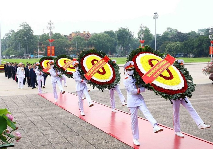Sáng 19/5, các vị lãnh đạo Đảng, Nhà nước và các đại biểu đặt vòng hoa và vào Lăng viếng Chủ tịch Hồ Chí Minh. (Ảnh: An Đăng/TTXVN)