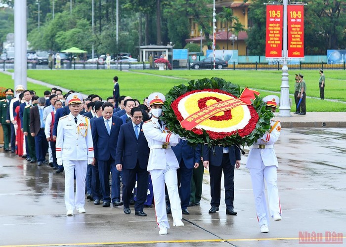 Vòng hoa của đoàn mang dòng chữ “Đời đời nhớ ơn Chủ tịch Hồ Chí Minh vĩ đại - Quốc hội nước Cộng hòa xã hội chủ nghĩa Việt Nam khóa XV - Kỳ họp thứ ba”.