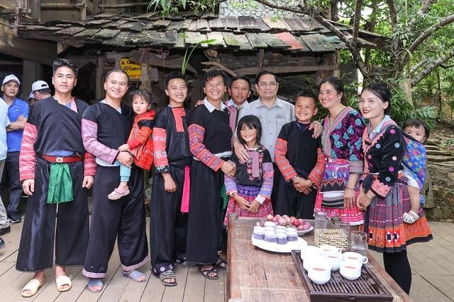 Thủ tướng tới thăm điểm du lịch cộng đồng của đồng bào dân tộc Mông - Ảnh: VGP/Nhật Bắc