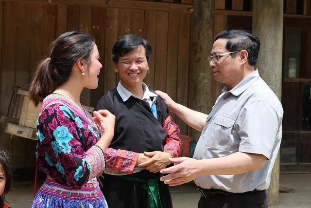 Thủ tướng trò chuyện cùng bà con dân tộc Mông tại điểm du lịch cộng đồng của đồng bào dân tộc Mông - Ảnh: VGP/Nhật Bắc