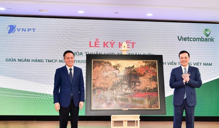 Ông Phạm Quang Dũng - Chủ tịch Hội đồng quản trị Vietcombank (bên phải) trao tặng quà lưu niệm của Vietcombank cho ông Tô Dũng Thái - Chủ tịch Hội đồng thành viên VNPT
