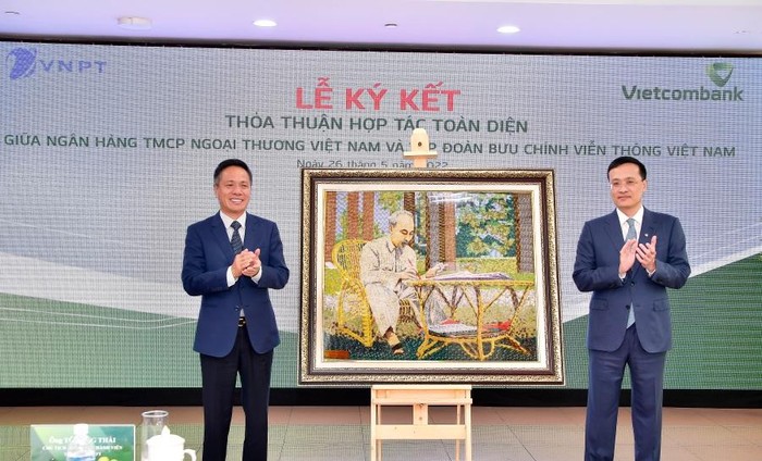 Ông Tô Dũng Thái - Chủ tịch HĐTV VNPT (bên trái) trao tặng quà lưu niệm của VNPT cho ông Phạm Quang Dũng - Chủ tịch Hội đồng quản trị Vietcombank
