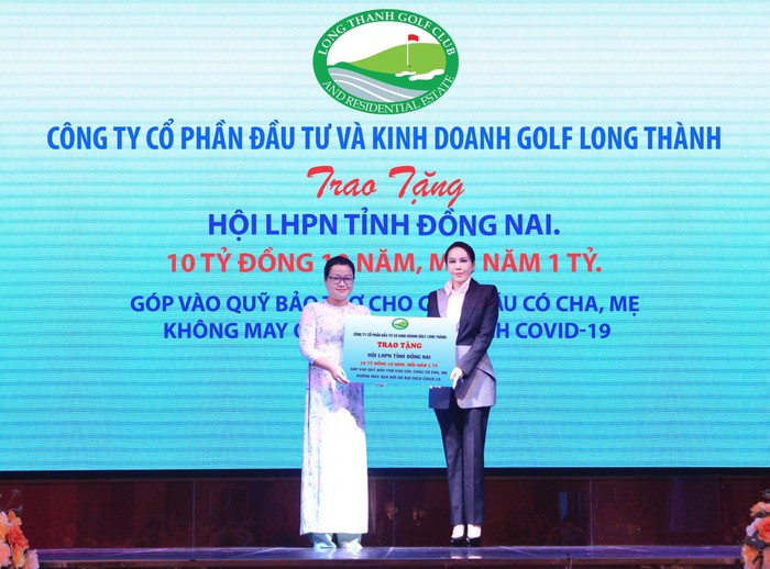 Bà Lê Nữ Thuỳ Dương - Phó Chủ tịch Hội đồng quản trị Golf Long Thành (bên phải) trao bảng biểu trưng tài trợ cho đại diện lãnh đạo Hội Liên hiệp Phụ nữ tỉnh Đồng Nai.