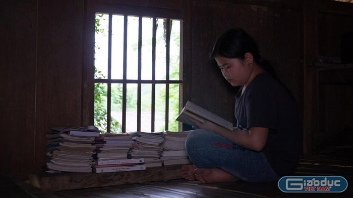 Góc đọc sách nhỏ của bé Đinh Thị Phương Linh. Ảnh: Phương Huệ