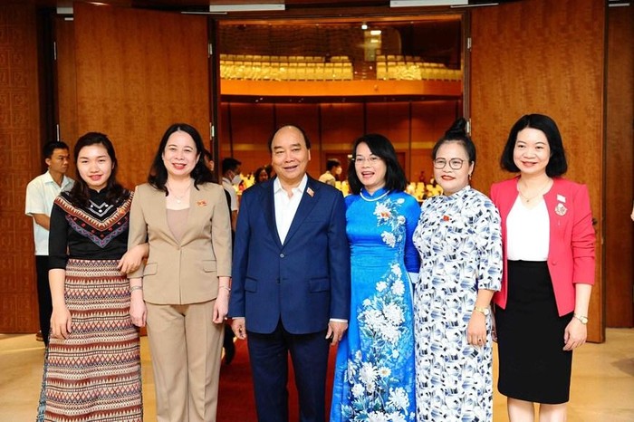 Chủ tịch nước Nguyễn Xuân Phúc và các đại biểu bên lề phiên họp.