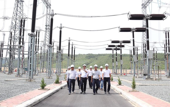 Lãnh đạo EVNNPT kiểm tra kỹ thuật tại Sân phân phối 500kV Quảng Trạch trước khi đóng điện vào sáng ngày 31/5/2022