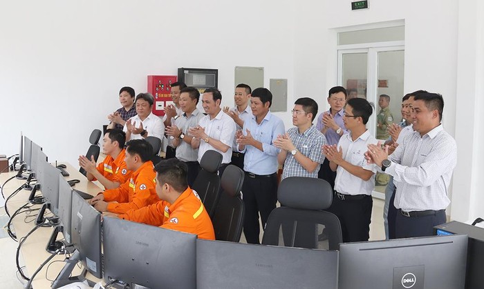 Các đại biểu chứng kiến thời khắc đóng điện Đường dây 500kV Quảng Trạch – Dốc Sỏi, mạch 1 vào lúc 16h35 phút ngày 31/5/2022