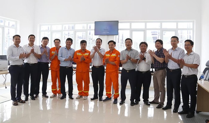 Lãnh đạo EVNNPT cùng các đại biểu chụp ảnh cùng kíp trực vận hành thời điểm đóng điện tại Sân phân phối 500kV Quảng Trạch