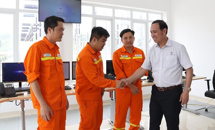 Ông Bùi Văn Kiên – Phó Tổng giám đốc EVNNPT chúc mừng kíp trực đã phối hợp thực hiện đóng điện thành công