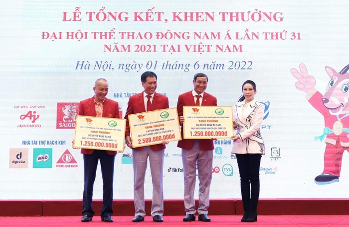 Bà Lê Nữ Thùy Dương – Phó Chủ tịch Hội đồng quản trị Golf Long Thành trao bảng biểu trưng cho đại diện các vận động viên có thành tích thi đấu xuất sắc tại SEA Games 31.