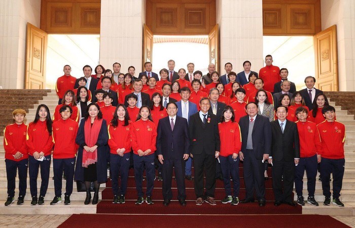 Ban Lãnh đạo Golf Long Thành trao tặng 3,6 tỷ đồng và chụp hình lưu niệm cùng đội tuyển bóng đá nữ Quốc Gia khi lần đầu tiên đội giành được tấm vé World Cup lịch sử.