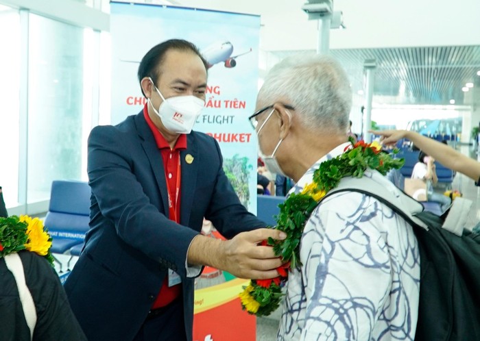 Phó Tổng giám đốc Vietjet Tô Việt Thắng tặng hoa chào đón du khách trên chuyến bay đầu tiên từ Thành phố Hồ Chí Minh trở lại với Phuket
