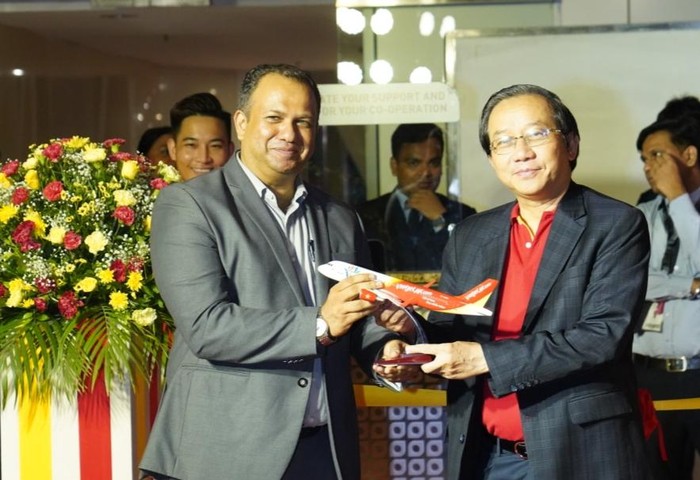 Phó Tổng Giám Đốc Vietjet - Ông Đỗ Xuân Quang (bên trái) tặng quà lưu niệm cho đại diện sân bay quốc tế Chhatrapati Shivaji Maharaj (Mumbai)