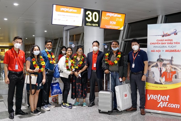 Lãnh đạo và phi hành đoàn Vietjet chào đón những hành khách trên chuyến bay đầu tiên từ Hà Nội đến Mumbai tại sân bay quốc tế Nội Bài
