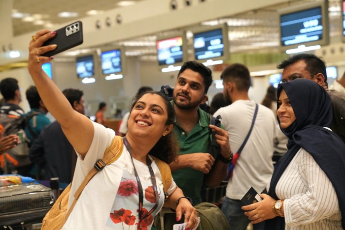 Hành khách hào hứng trước chuyến bay tại quầy làm thủ tục của sân bay quốc tế Chhatrapati Shivaji Maharaj (Mumbai)