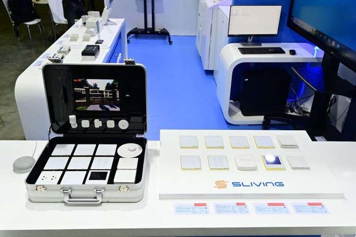 Vali demo Sliving và các thiết bị công tắc thông minh do Unicloud sản xuất