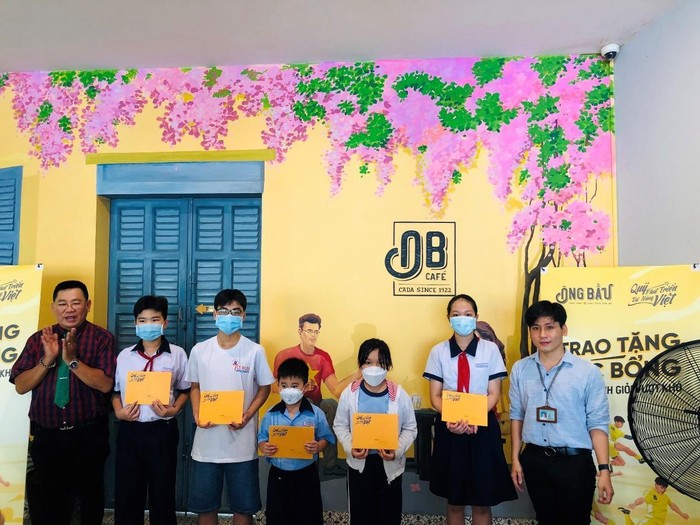 Chương trình trao học bổng diễn ra tại cà phê Ông Bầu, 635 Điện Biên Phủ, Phường 25, Quận Bình Thạnh và J3 Bửu Long, Phường 15, quận 10, Thành phố Hồ Chí Minh.