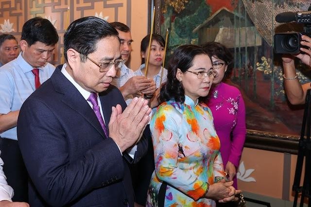 Thủ tướng Phạm Minh Chính và đoàn đại biểu thành kính tỏ lòng biết ơn sâu sắc công lao và đức hy sinh quên mình vì dân, vì nước của Chủ tịch Hồ Chí Minh - Ảnh: VGP/Nhật Bắc