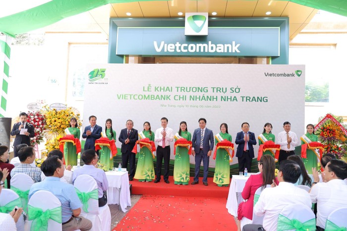 Lễ cắt băng khánh thành trụ sở hoạt động mới Vietcombank Nha Trang