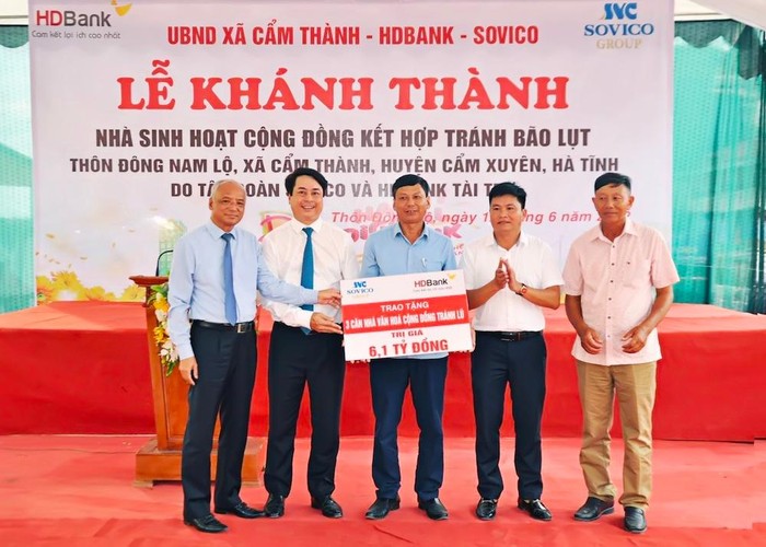 Đại diện lãnh đạo Sovico, HDBank trao tặng nhà cộng đồng cho đại diện lãnh đạo địa phương Cẩm Xuyên - Hà Tĩnh