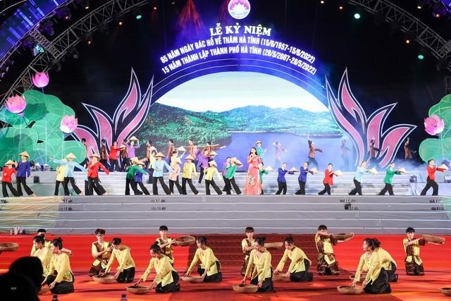 Chương trình nghệ thuật tại Lễ kỷ niệm 65 năm ngày Bác Hồ về thăm Hà Tĩnh và 15 năm thành lập thành phố Hà Tĩnh - Ảnh: VGP/Nhật Bắc
