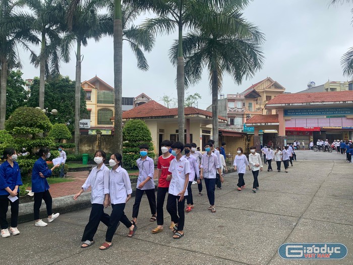 Các thí sinh tại điểm thi Trường Trung học phổ thông Hoàng Văn Thụ (Vụ Bản, Nam Định) tham gia buổi học quy chế sáng 14/06/2022 (Ảnh: Hiền Lương)