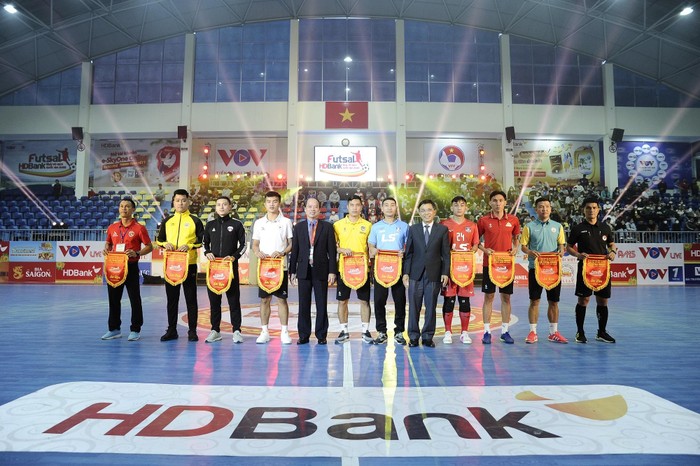 Ban tổ chức trao tặng cờ lưu niệm cho đại diện của 9 đội bóng tham dự vòng chung kết