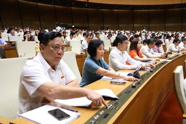 Đại biểu Quốc hội thành phố Hà Nội biểu quyết thông qua Nghị quyết về chủ trương đầu tư Dự án đầu tư xây dựng đường Vành đai 4 - vùng thủ đô Hà Nội. (Ảnh: Văn Điệp/TTXVN)