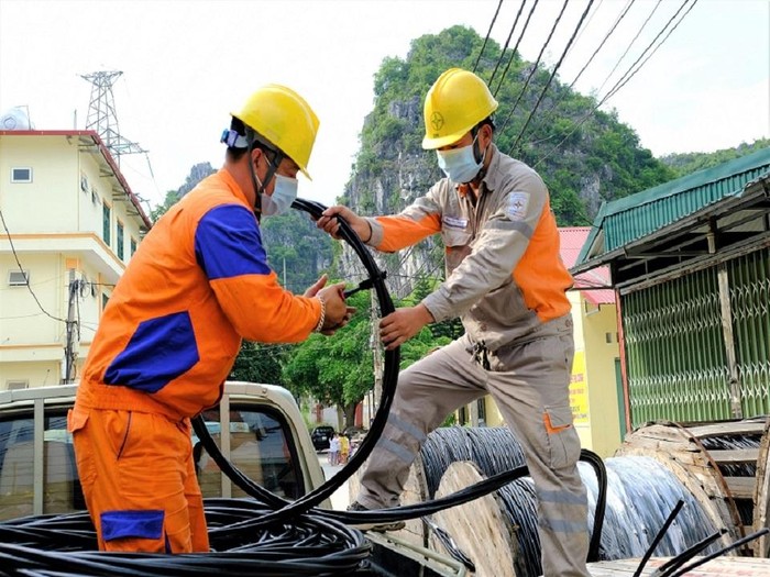 Công nhân chuẩn bị vật tư dây dẫn điện để cải tạo sửa chữa nâng cấp lưới điện