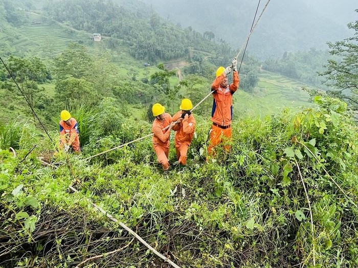 Công nhân Điện lực Na Hang PC Tuyên Quang khắc phục sự cố trong đợt mưa kéo dài cuối tháng 5
