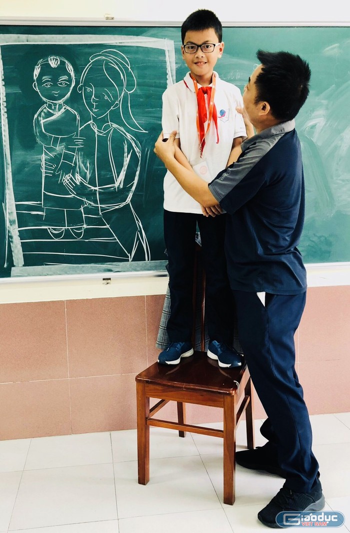 Ở giờ học của thầy Nguyễn Tuấn Sơn, các em luôn được thoải mái sáng tạo và bung tỏa trí tưởng tượng. (Ảnh: NVCC)