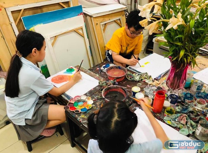 Các lớp học vẽ đầy màu sắc của thầy trò trường Nguyễn Tất Thành. (Ảnh: NVCC)