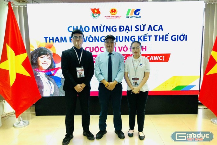 Thầy Nguyễn Tuấn Sơn cùng học trò tham gia giải Vô địch thiết kế đồ họa Quốc tế. (Ảnh: NVCC)