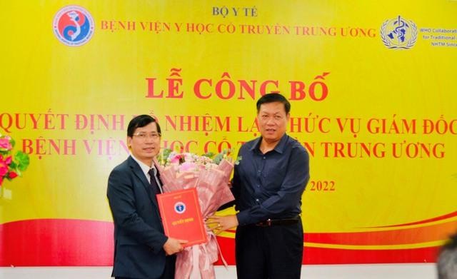 Thứ trưởng Đỗ Xuân Tuyên trao quyết định cho Phó Giáo sư - Tiến sĩ Vũ Nam.