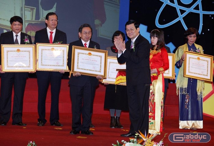 Giáo sư, Tiến sĩ Trương Đình Dụ - nguyên Phó Viện trưởng Viện Khoa học Thủy lợi Việt Nam (thứ ba từ trái sang) nhận Giải thưởng Hồ Chí Minh. (Ảnh: NVCC)