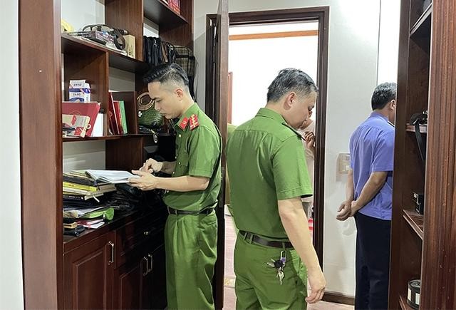 Cơ quan Cảnh sát điều tra thi hành lệnh khám xét tại nhà của một trong bốn bị can tại thành phố Lào Cai. Ảnh Công an tỉnh Lào Cai
