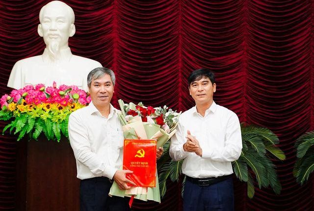 Bí thư Tỉnh ủy Bình Thuận Dương Văn An trao quyết định và chúc mừng đồng chí Nguyễn Văn Quang.