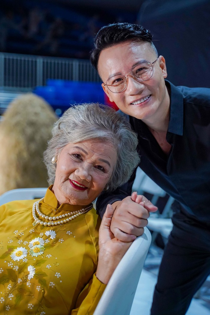 Ca sĩ Hoàng Bách và người mẹ 80 tuổi – ca sĩ Thục An – sẽ có màn song ca đặc biệt trong chương trình “Mẹ là Tình Yêu”