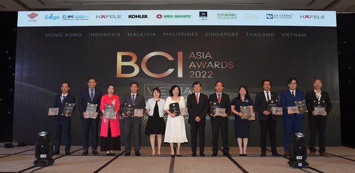 Bà Nguyễn Thị Hạnh - Tổng Giám đốc Flamingo Group (thứ 3 từ trái qua) cùng đại diện các đơn vị thắng giải trên sân khấu BCI Asia Awards 2022