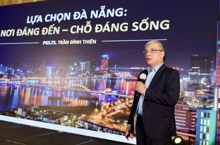 Phó giáo sư - Tiến sĩ Trần Đình Thiên khẳng định Đà Nẵng cần tiến về phía trước, đặt trong cuộc đua mang tính toàn cầu.