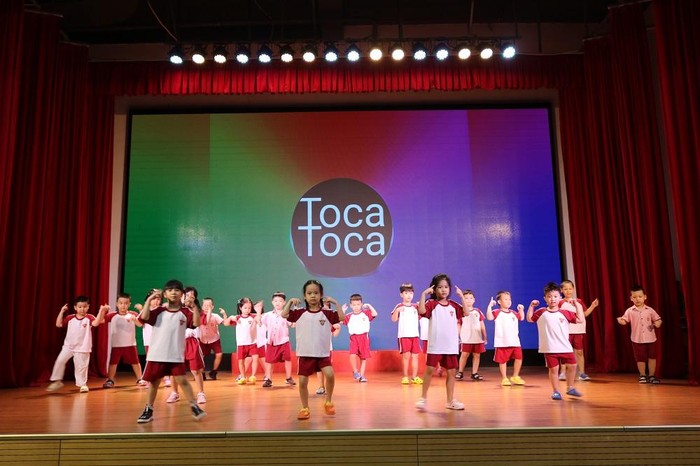 Các em học sinh SGA luyện văn nghệ hăng say để chuẩn bị cho buổi Lễ Bế giảng và Ra trường năm học 2021 – 2022 và Kỷ niệm 10 năm thành lập Saigon Academy.