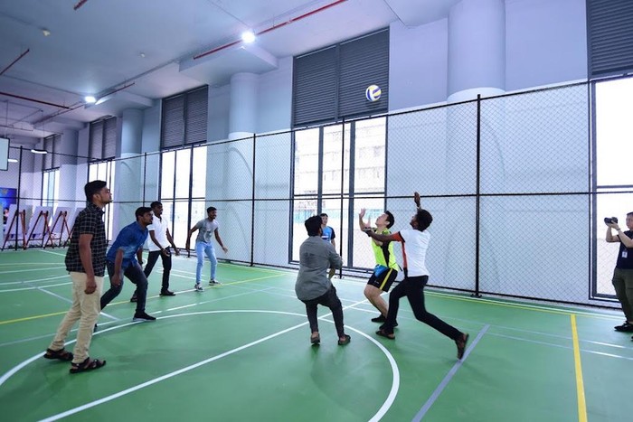 Các sinh viên Ấn Độ học tại Khoa Y hào hứng trải nghiệm Khu phức hợp thể thao nghệ thuật của HIU
