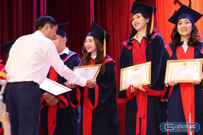 Khánh Linh xuất sắc giành liên tiếp 8 kỳ học bổng xuất sắc trong suốt 4 năm Đại học. Ảnh: NVCC (Khánh Linh đứng thứ 3 từ phải sang)