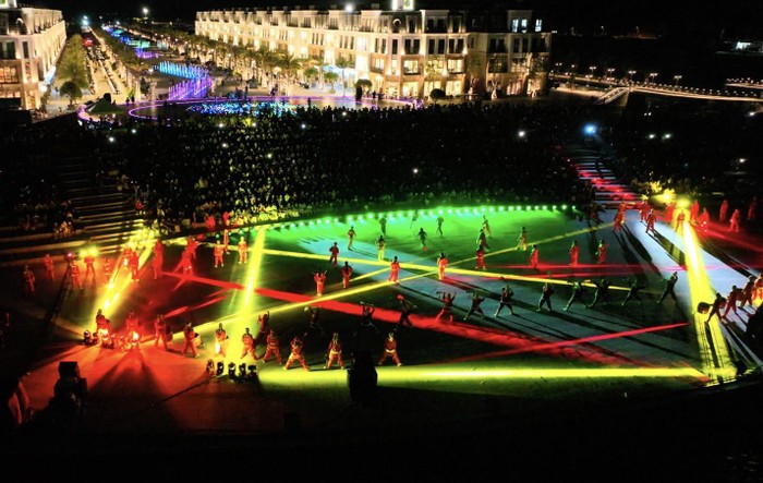 Những màn trình diễn võ thuật kết hợp nhạc nước tại MerryLand Quy Nhơn đã trở thành điểm đến mỗi cuối tuần của người dân và du khách