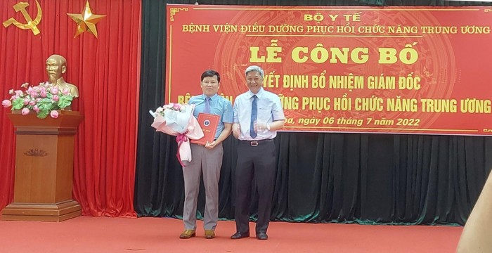 Phó Giáo sư, Tiến sĩ Nguyễn Trường Sơn, Thứ trưởng Bộ Y tế trao quyết định bổ nhiệm Giám đốc Bệnh viện Điều dưỡng Phục hồi chức năng Trung ương