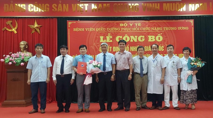Phó Giáo sư, Tiến sĩ Nguyễn Trường Sơn, Thứ trưởng Bộ Y tế cùng các đại biểu chúc mừng tân Giám đốc Bệnh viện Điều dưỡng Phục hồi chức năng Trung ương