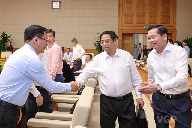 Thủ tướng Phạm Minh Chính cùng các đại biểu tham dự cuộc làm việc - Ảnh: VGP/Nhật Bắc