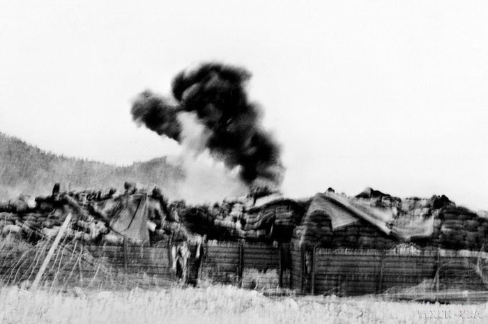 Ngay loạt đạn đầu chính xác của pháo binh quân giải phóng, hầm chỉ huy địch tại căn cứ Đầu Mầu đã bốc cháy. (Ảnh: Đoàn Công TÍnh/TTXVN phát)