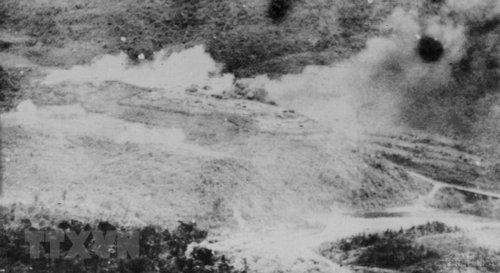 Căn cứ địch ở Đầu Mầu bị dìm trong lửa đạn của pháo binh quân giải phóng Quảng Trị, ngày 31/3/1972. (Ảnh: Minh Đức/TTXVN)