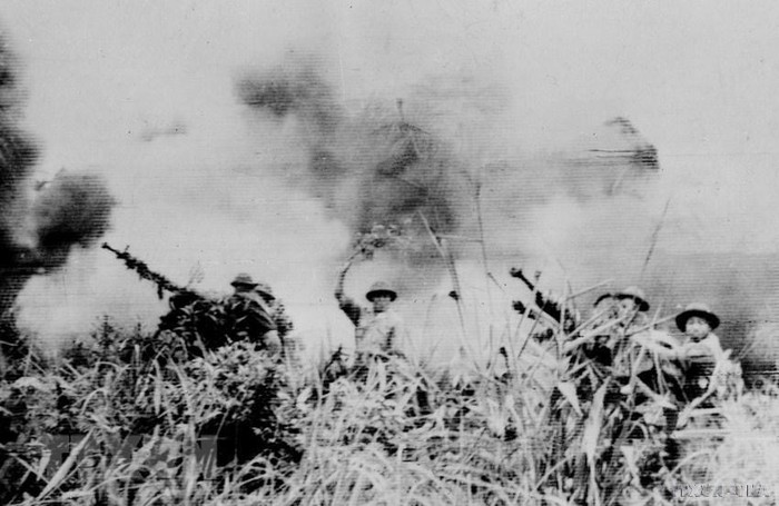 Các chiến sĩ phòng không quân giải phóng Quảng Trị tiêu diệt máy bay Mỹ ngụy đến tiếp cứu. (Ảnh: Vương Cừ/TTXVN)